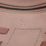 Umhängetasche mit Details aus rosa Leder.