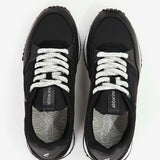 Zapatilla de mujer en negro