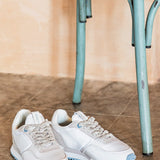 Zapatilla de mujer en blanco