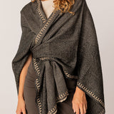 Poncho de mujer en negro