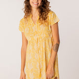 Strandkleid mit tropischem Muster in Gelb.