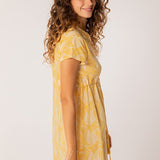 Strandkleid mit tropischem Muster in Gelb.