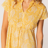 Strandkleid mit tropischem Muster in Gelb.