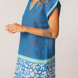 Baumwollkaftan mit türkisfarbenem Muster.