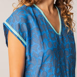 Baumwollkaftan mit türkisfarbenem Muster.
