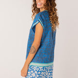 Baumwollkaftan mit türkisfarbenem Muster.