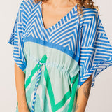 Baumwollkaftan mit geometrischem Muster in Türkis.