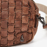 Damentasche aus geflochtenem Leder in Cognac.