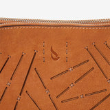 Bandolera de mujer en piel troquelada cognac