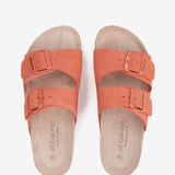 Flache Damen-Sandale aus Wildleder in Orange.