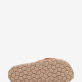 Sandalia plana con hebilla de mujer en cognac