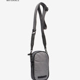 Bolso para el móvil en materiales reciclados y acolchados gris