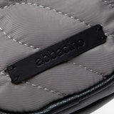 Bolso para el móvil en materiales reciclados y acolchados gris