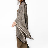 Poncho con stampa lineare nera