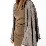 Poncho con stampa lineare nera