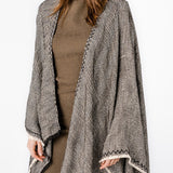 Poncho con stampa lineare nera