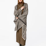 Poncho con stampa lineare nera