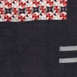 Wollschal mit geometrischem Muster in Grau.
