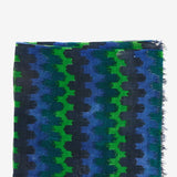 Wollschal mit geometrischem Muster in Blau.