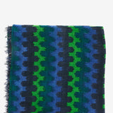 Wollschal mit geometrischem Muster in Blau.