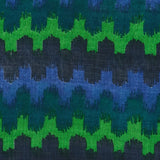 Wollschal mit geometrischem Muster in Blau.