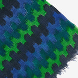 Wollschal mit geometrischem Muster in Blau.