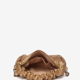 Bolso de mano de malla metálica en dorado