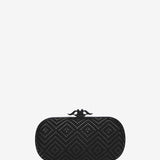Partytasche mit geometrischem Muster in Schwarz.