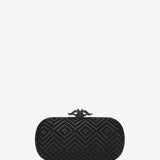Partytasche mit geometrischem Muster in Schwarz.