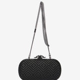 Partytasche mit geometrischem Muster in Schwarz.