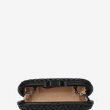 Partytasche mit geometrischem Muster in Schwarz.