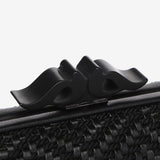 Partytasche mit geometrischem Muster in Schwarz.