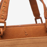 Kleiner Handtasche aus recycelten Materialien in Cognac.