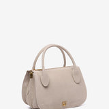 Beige Handtasche aus recycelten Materialien.