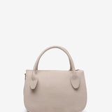 Beige Handtasche aus recycelten Materialien.