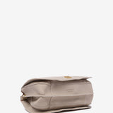 Beige Handtasche aus recycelten Materialien.