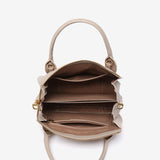 Beige Handtasche aus recycelten Materialien.
