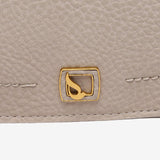 Beige Handtasche aus recycelten Materialien.