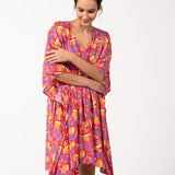 Viskose-Kaftan mit fuchsiafarbigem Blumenmuster.