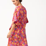 Viskose-Kaftan mit fuchsiafarbigem Blumenmuster.