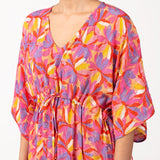Viskose-Kaftan mit fuchsiafarbigem Blumenmuster.