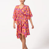 Viskose-Kaftan mit fuchsiafarbigem Blumenmuster.