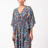 Viskosekaftan mit blauem Blumenmuster