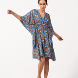 Viskosekaftan mit blauem Blumenmuster