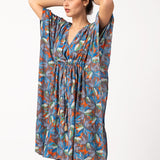 Viskosekaftan mit blauem Blumenmuster