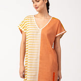 Baumwoll-Strandkleid mit geometrischem orangefarbenem Muster.