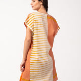 Baumwoll-Strandkleid mit geometrischem orangefarbenem Muster.