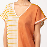 Baumwoll-Strandkleid mit geometrischem orangefarbenem Muster.