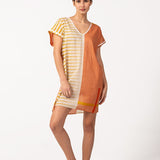 Baumwoll-Strandkleid mit geometrischem orangefarbenem Muster.