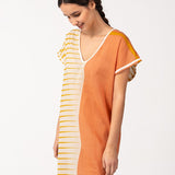 Baumwoll-Strandkleid mit geometrischem orangefarbenem Muster.